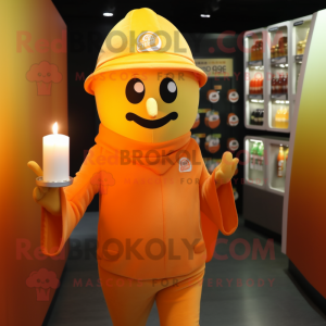Postava maskota s oranžovou...