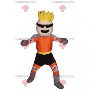 Homem loiro de mascote em sportswear laranja e preto. -