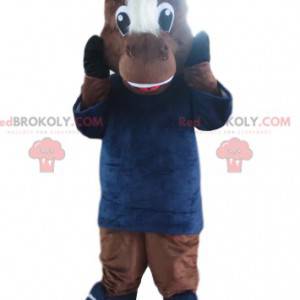 Braunes Pferdemaskottchen mit blauem Hut und Trikot. -