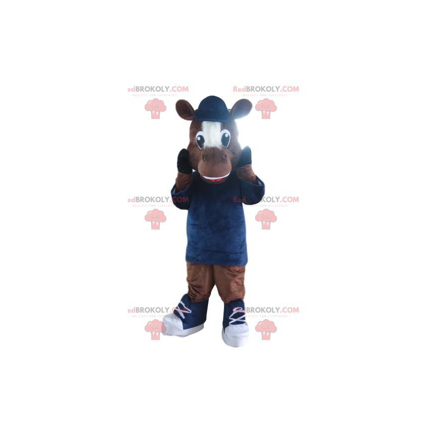 Braunes Pferdemaskottchen mit blauem Hut und Trikot. -