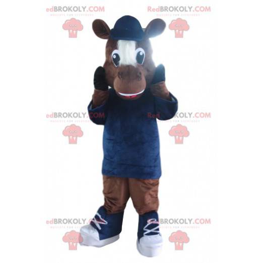 Braunes Pferdemaskottchen mit blauem Hut und Trikot. -