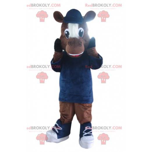 Mascota del caballo marrón con sombrero azul y jersey. -