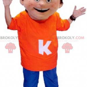 Kleine jongensmascotte die een oranje en blauwe outfit draagt -