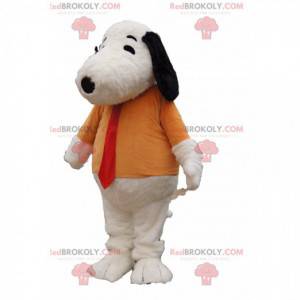 Mascote Snoopy com uma camiseta laranja e uma gravata vermelha.