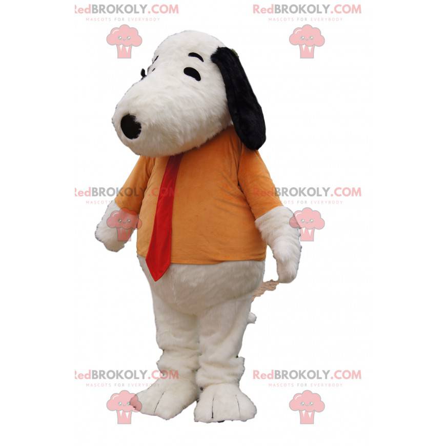 Mascote Snoopy com uma camiseta laranja e uma gravata vermelha.