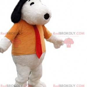 Mascote Snoopy com uma camiseta laranja e uma gravata vermelha.
