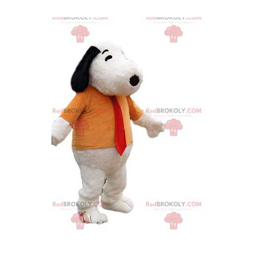 Mascota de Snoopy con una camiseta naranja y una corbata roja.