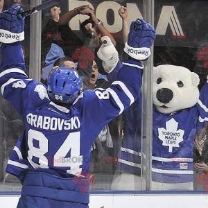 Eisbärenmaskottchen in Hockeyausrüstung - Redbrokoly.com