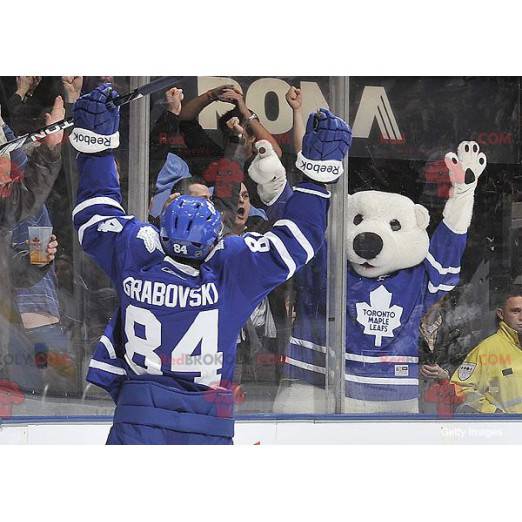 Mascotte dell'orso polare in attrezzatura da hockey -