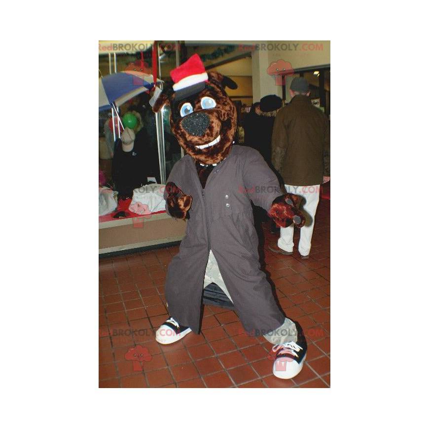 Mascotte de chien marron avec un long manteau gris et un bonnet