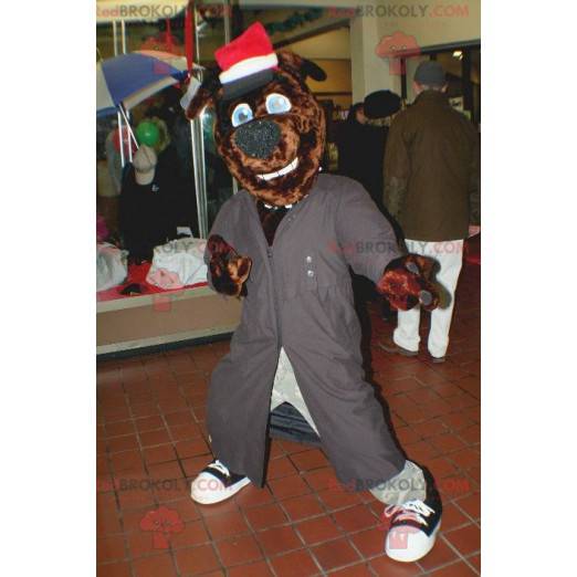 Mascote cachorro marrom com um longo casaco cinza e um chapéu -