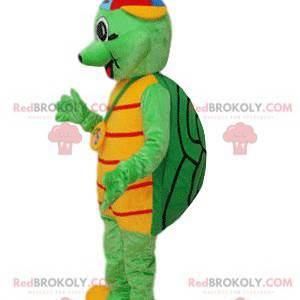 Grünes Schildkrötenmaskottchen mit einer mehrfarbigen Kappe -