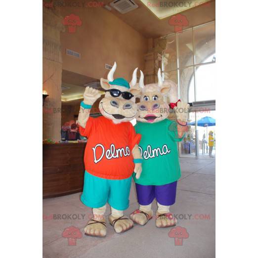 2 beige Kuhmaskottchen in bunten Outfits - Redbrokoly.com