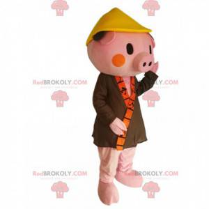 Mascote porco rosa com roupão cáqui e chapéu chinês -