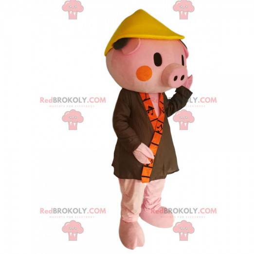 Mascota de cerdo rosa con una bata de baño caqui y un sombrero