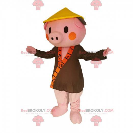 Lyserød grisk maskot med en khaki-badekåbe og en kinesisk hat -