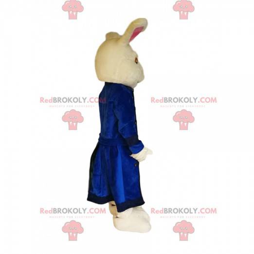Maskot bílého králíka s velkou modrou sametovou bundou. -