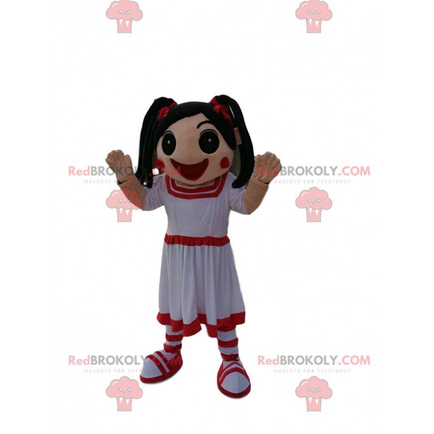 Mascote de menina em vestido branco e vermelho com colchas -