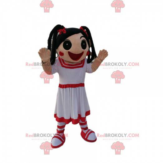 Mascote de menina em vestido branco e vermelho com colchas -
