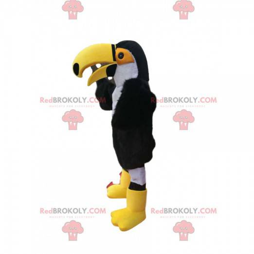 Mascote tucano preto e branco com um grande bico amarelo -