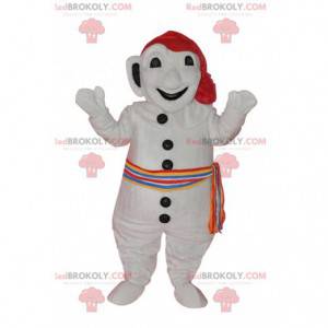 Witte sneeuwpopmascotte met een kleurrijke sjaal en een hoed -