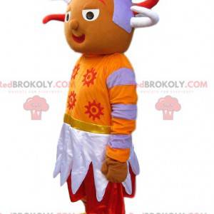 Mascote laranja da personagem folk com um penteado original -