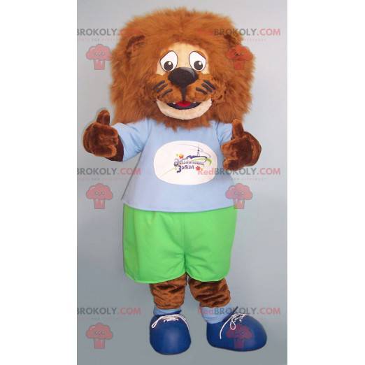 Mascota del león marrón todo peludo en traje verde y azul -