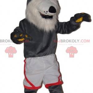 Mascota lobo gris muy alegre con pantalones cortos blancos -