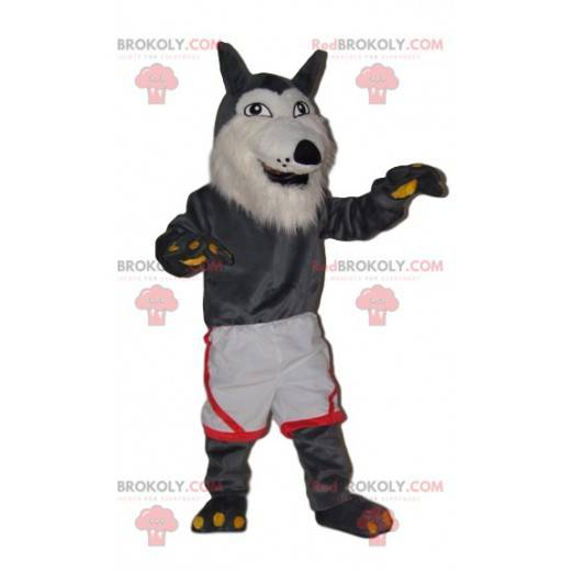 Mascote de lobo cinza muito alegre com shorts brancos -
