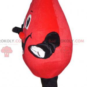 Röd droppmaskot med ett stort leende - Redbrokoly.com