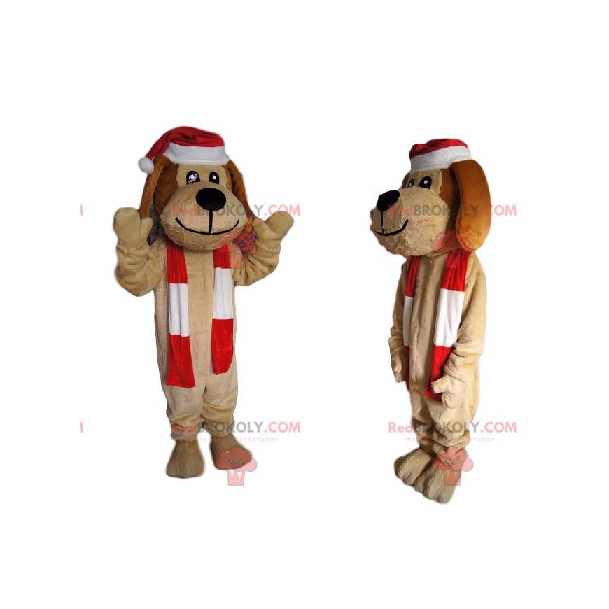 Fröhliches beige Hundemaskottchen mit einer Weihnachtsmütze -