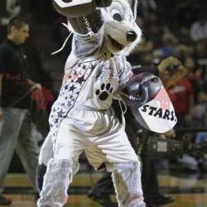 Mascota lobo gris blanco y negro en ropa deportiva -