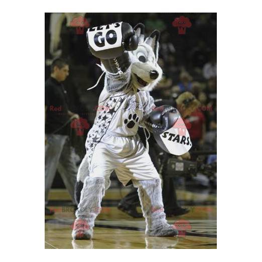 Mascotte de loup gris noir et blanc en tenue de sport -