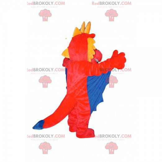 Mascotte de dragon rouge et jaune avec des ailes bleues -