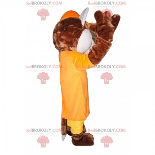 Mascote raposa marrom com uma roupa amarela e laranja -