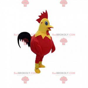 Mascota de gallo rojo y amarillo con un suntuoso escudo -