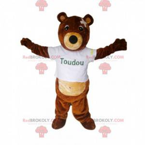 Mascote urso pardo com uma camiseta muito curta e uma bandagem