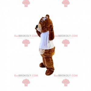 Mascote urso pardo com uma camiseta muito curta e uma bandagem