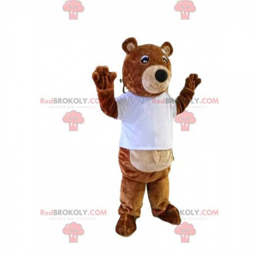 Brun bjørnemaskot med en for kort t-shirt og et bandage -