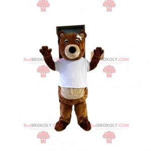Brun bjørnemaskot med for kort t-skjorte og bandasje -