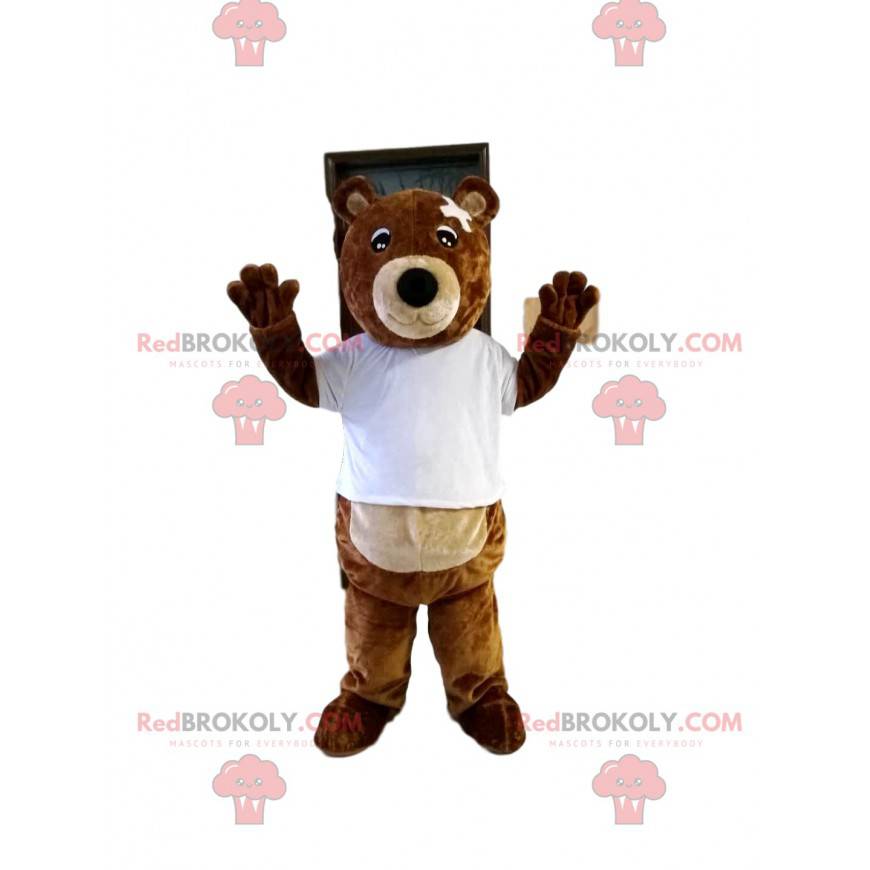 Mascote urso pardo com uma camiseta muito curta e uma bandagem