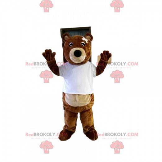 Bruine beer mascotte met een te kort t-shirt en een verband -