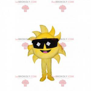 Sehr fröhliches Sonnenmaskottchen mit Sonnenbrille.