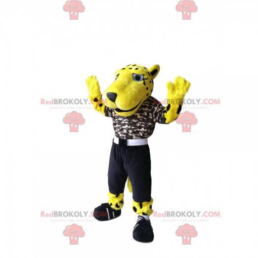 Hermosa mascota de leopardo con una camiseta de camuflaje -
