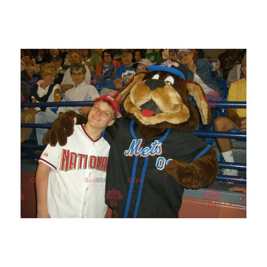 Hnědý pes maskot ve sportovním oblečení - Redbrokoly.com