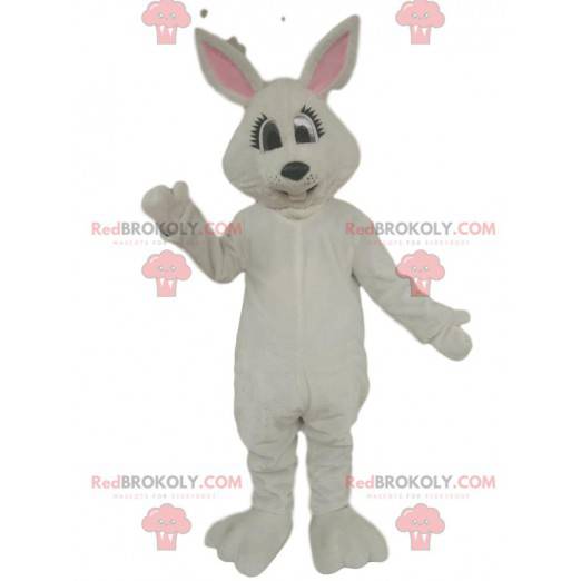 Mascote coelho branco apertando os olhos - Redbrokoly.com