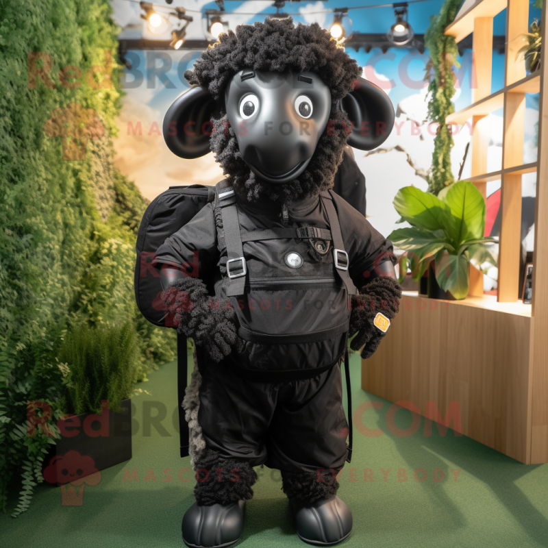 Personaje de disfraz de mascota de oveja negra vestido con mono y