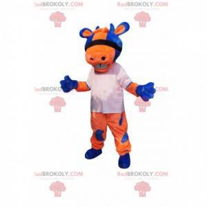 Mascotte mucca arancione e blu con una maglia bianca -