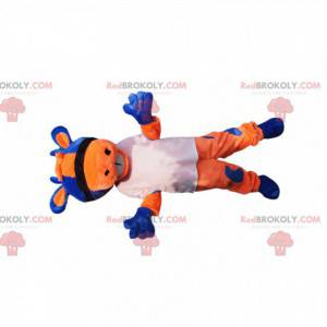 Mascotte de vache orange et bleue avec un maillot blanc -