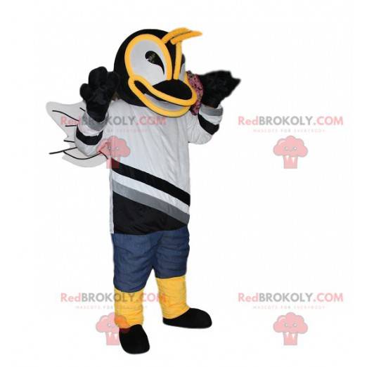 Hummel-Maskottchen mit einem Schwarz-Weiß-Trikot -